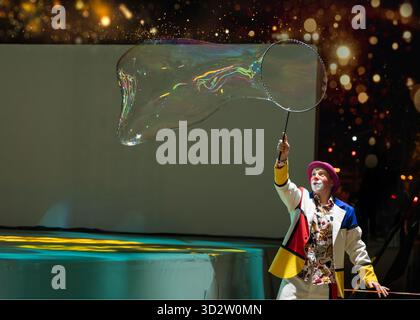 Muscat, Oman - 20. Dezember 2024 ein Darsteller, wahrscheinlich ein Clown, unterhält das Publikum, indem er während des Muscat Festivals 2024 in Oman riesige Seifenblasen schuf. Stockfoto