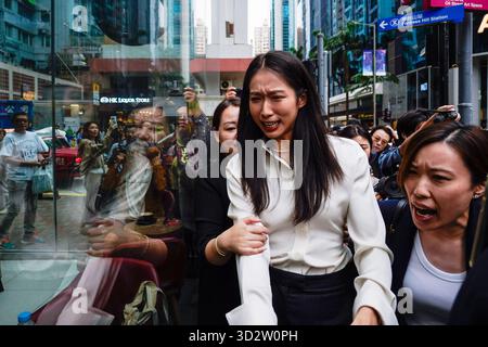 Vivian Kong man Wai Walking, um ihre Bewerbung nach einer Pressekonferenz zu stellen, um ihre Kandidatur am 3. November 2025 in Hongkong bekannt zu geben. Vivian Kong, die ehemalige Fechterin aus hongkong und olympiasiegerin, gibt heute ihre Kandidatur für die bevorstehenden Parlamentswahlen bekannt. (Foto von Vernon Yuen/Nexpher Images) Stockfoto