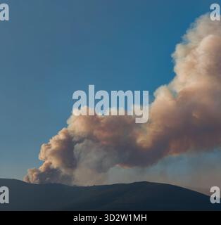 Rauch steigt aus Wildfire über die Scenic Hill Landscape Stockfoto