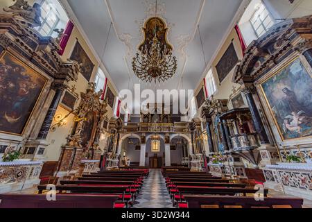 Innenansicht einer historischen Kirche in der Altstadt von Dubrovnik, Kroatien Stockfoto