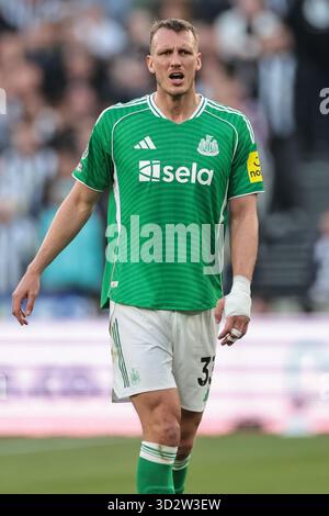 Dan Burn von Newcastle wurde während des Premier League-Spiels West Ham United gegen Newcastle United im London Stadium, London, Vereinigtes Königreich, 2. November 2025 (Foto: Mark Cosgrove/News Images) *** GER AUT SUI OUT *** Stockfoto