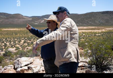Touws River, Südafrika. November 2025. Markus Söder (r, CSU), Ministerpräsident Bayerns, und Ivan Meyer, Landwirtschaftsminister, wirtschaftliche Entwicklung und Tourismus der Regierung des Westkap, besuchen Sie das Aquila Private Game Reserve. Söder macht eine mehrtägige Reise nach Südafrika. Quelle: Sven Hoppe/dpa/Alamy Live News Stockfoto