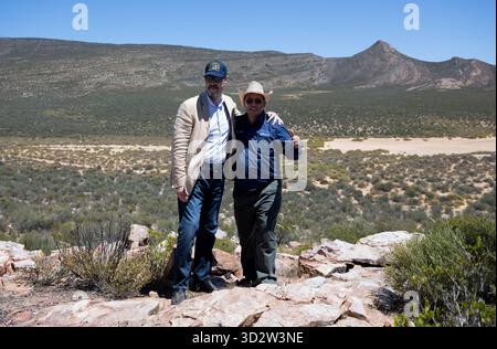 Touws River, Südafrika. November 2025. Markus Söder (l, CSU), Premierminister von Bayern, und Ivan Meyer, Minister für Landwirtschaft, Wirtschaftsentwicklung und Tourismus der Regierung des Westkap, besuchen das Aquila Private Game Reserve. Söder macht eine mehrtägige Reise nach Südafrika. Quelle: Sven Hoppe/dpa/Alamy Live News Stockfoto