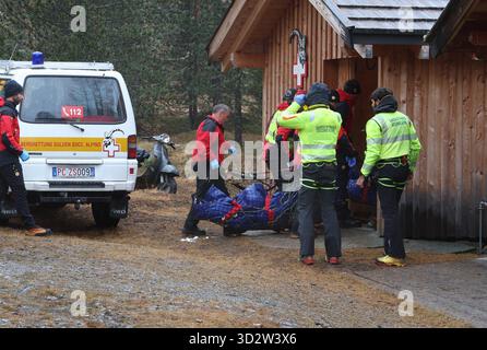 Bozen, Italien. November 2025. Zwei Lawinenopfer, die vom Berg gerettet wurden, werden in eine Hütte gebracht, nachdem sie von einem Rettungshubschrauber ins Tal gebracht wurden. Beschreibung: Karl-Josef Hildenbrand/dpa - ACHTUNG: Nur im Vollformat/dpa/Alamy Live News verwenden Stockfoto