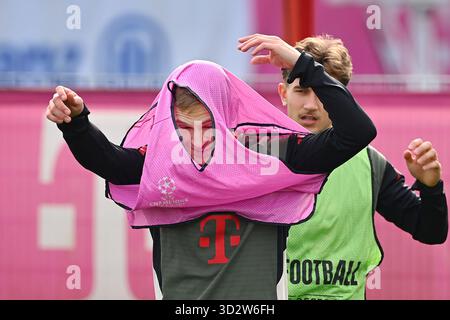 München, Deutschland. November 2025. Joshua Kimmich (FC Bayern München), Hi: Tom Bischof (FC Bayern München). Abschlusstraining am 3. November 2025. Fußball Champions League, Saison 2025/26: Paris Saint-Germain gegen FC Bayern München? Quelle: dpa/Alamy Live News Stockfoto