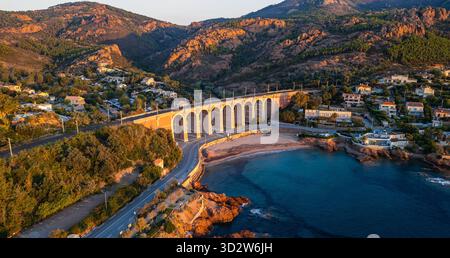Panoramablick auf das Antheor Viadukt in den Esterel Bergen in der Nähe von Saint Raphael, die französische Riviera, das Mittelmeer und Luxusvillen Stockfoto