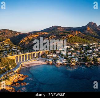 Panoramablick auf das Antheor Viadukt in den Esterel Bergen in der Nähe von Saint Raphael, die französische Riviera, das Mittelmeer und Luxusvillen Stockfoto