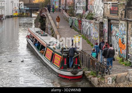 Bootsfahrt auf dem Regents Canal neben dem Camden Market mit Ausflügen oder Kreuzfahrten nach Little Venice, Camden Town, London, England, Großbritannien Stockfoto