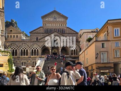 Touristenmassen an der herrlichen Kathedrale in Amalfi Süditalien Stockfoto