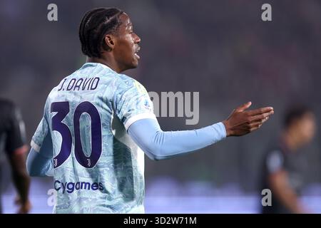 Jonathan David vom Juventus FC Gesten während des Spiels der Serie A zwischen uns Cremonese und Juventus FC im Stadio Giovanni Zini am 1 . November 2025 in Cremona Italien . Stockfoto
