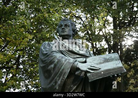 Martin Luther (1483-1546). Deutscher Theologe und Augustiner-Mönch. Statue von Martin Luther neben der Marienkirche in Berlin. Sie wurde 1895 von Paul Martin Otto (1846–1893) und Robert Toberentz (1849–1895) geschaffen. Luther ist mit einer offenen Bibel dargestellt, die eine ihrer Seiten berührt. Es war ursprünglich die zentrale Figur eines großen Denkmals, das 1945 zerstört wurde. Bronze. Details. Stockfoto