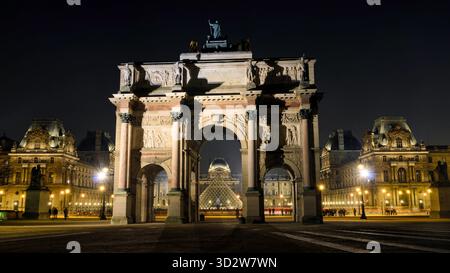 Der Arc de Triomphe du Carrousel befindet sich am Place du Carrousel, in der Fontäne des Louvre-Museums und der Pyramide. Stockfoto