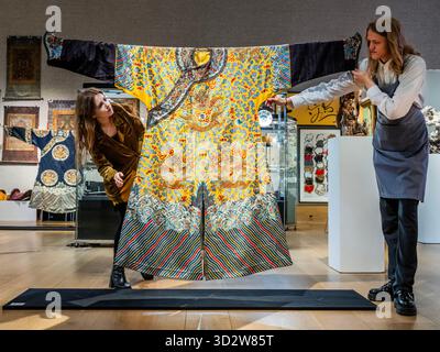 London, Großbritannien. November 2025. Ein sehr seltenes kaiserliches, gelbes Gewand mit zwölf Symbolen, Jifu aus dem frühen 19. Jahrhundert, geschätzte £ 60.000-£ 80.000 (in The Fine Chinese Art, 6. November 2025) - Vorschau für die Verkäufe der Asian Art Week in der Bonhams New Bond Street, London. Guy Bell/Alamy Live News Stockfoto