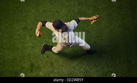 Blick auf einen Baseballkrug mit Ball in der Hand, in Wurfbewegung mit Drehkraft und Armausdehnung. Stockfoto