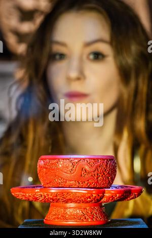 London, Großbritannien. November 2025. Ein bedeutender und außergewöhnlich seltener, geschnitzter Drachenständer aus Zinnoberlack aus der Yongle-Zeit, geschätzte £ 350.000-£ 500.000 (im Priestley & Ferraro, drei Jahrzehnte in der chinesischen Kunst am 6. November 2025) - Vorschau für den Verkauf der Asian Art Week in der Bonhams New Bond Street, London. Guy Bell/Alamy Live News Stockfoto