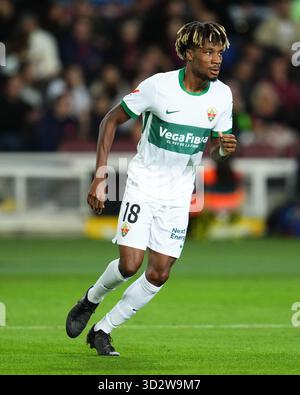 Barcelona, Spanien. November 2025. John Donald von Elche CF spielte am 2. November 2025 im Lluis Companys Stadion in Barcelona, Spanien, während des La Liga EA Sports Spiels zwischen dem FC Barcelona und Elche CF. (Foto: Bagu Blanco/PRESSIN) Credit: PRESSINPHOTO SPORTS AGENCY/Alamy Live News Stockfoto