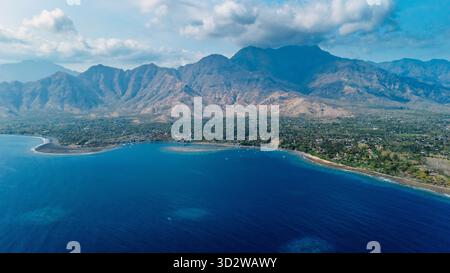 Malerische Landschaft mit blauem Ozean und Bergen in Pemuteran, Bali. Luftaufnahme Stockfoto
