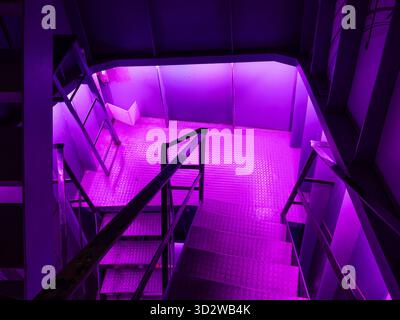 Treppe mit violetter Neonbeleuchtung im UFO-Turm in Bratislava, Slowakei Stockfoto