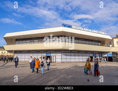 Bratislava, Slowakei - 20. Oktober 2025: Bratislava Hauptbahnhof - Bratislava hlavna stanica ist der Hauptbahnhof in der Hauptstadt Slo Stockfoto