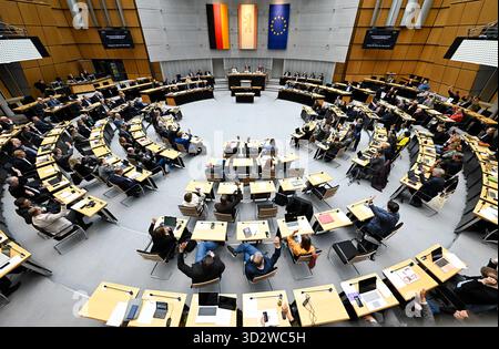Berlin, Deutschland. November 2025. Abstimmung der MPS über das Klimaanpassungsgesetz am Ende der Sondersitzung des Repräsentantenhauses. Quelle: Soeren Stache/dpa/Alamy Live News Stockfoto