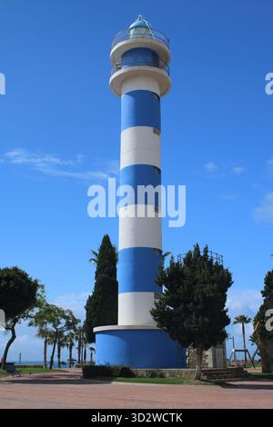 Blau-weiß gestreifter Leuchtturm, Torre del Mar, Malga, Spanien Stockfoto