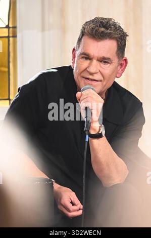 Berlin, Deutschland. November 2025. Peter Plate spricht bei der Präsentation des neuen Berliner Musicals „Wir sind am Leben“, zu dem er Lieder beisteuerte. Quelle: Britta Pedersen/dpa/Alamy Live News Stockfoto