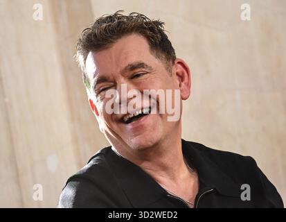 Berlin, Deutschland. November 2025. Peter Plate spricht bei der Präsentation des neuen Berliner Musicals „Wir sind am Leben“, zu dem er Lieder beisteuerte. Quelle: Britta Pedersen/dpa/Alamy Live News Stockfoto