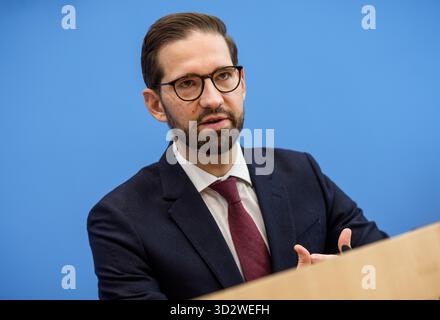 Berlin, Deutschland. November 2025. Steffen Meyer, stellvertretender Regierungssprecher, berichtete während der regulären Regierungspressekonferenz auf der Bundespressekonferenz. Quelle: Michael Kappeler/dpa/Alamy Live News Stockfoto