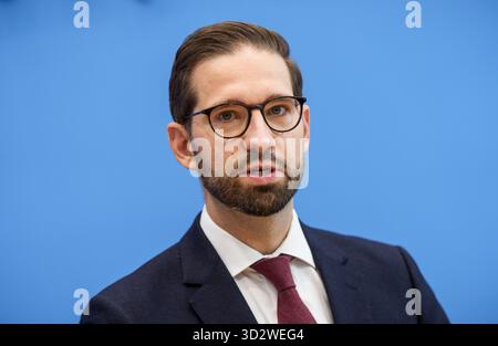 Berlin, Deutschland. November 2025. Steffen Meyer, stellvertretender Regierungssprecher, berichtete während der regulären Regierungspressekonferenz auf der Bundespressekonferenz. Quelle: Michael Kappeler/dpa/Alamy Live News Stockfoto