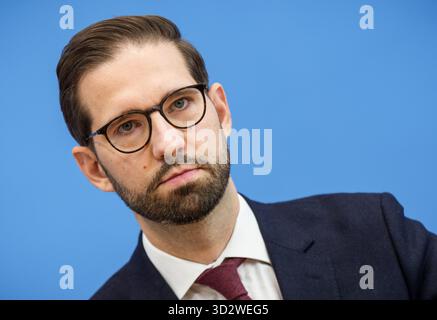 Berlin, Deutschland. November 2025. Steffen Meyer, stellvertretender Regierungssprecher, berichtete während der regulären Regierungspressekonferenz auf der Bundespressekonferenz. Quelle: Michael Kappeler/dpa/Alamy Live News Stockfoto
