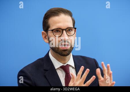 Berlin, Deutschland. November 2025. Steffen Meyer, stellvertretender Regierungssprecher, berichtete während der regulären Regierungspressekonferenz auf der Bundespressekonferenz. Quelle: Michael Kappeler/dpa/Alamy Live News Stockfoto