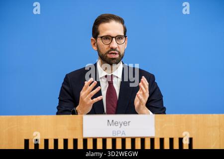 Berlin, Deutschland. November 2025. Steffen Meyer, stellvertretender Regierungssprecher, berichtete während der regulären Regierungspressekonferenz auf der Bundespressekonferenz. Quelle: Michael Kappeler/dpa/Alamy Live News Stockfoto