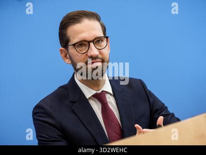 Berlin, Deutschland. November 2025. Steffen Meyer, stellvertretender Regierungssprecher, berichtete während der regulären Regierungspressekonferenz auf der Bundespressekonferenz. Quelle: Michael Kappeler/dpa/Alamy Live News Stockfoto