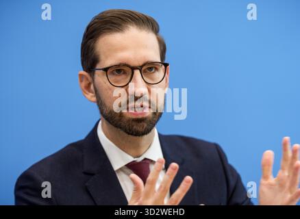 Berlin, Deutschland. November 2025. Steffen Meyer, stellvertretender Regierungssprecher, berichtete während der regulären Regierungspressekonferenz auf der Bundespressekonferenz. Quelle: Michael Kappeler/dpa/Alamy Live News Stockfoto