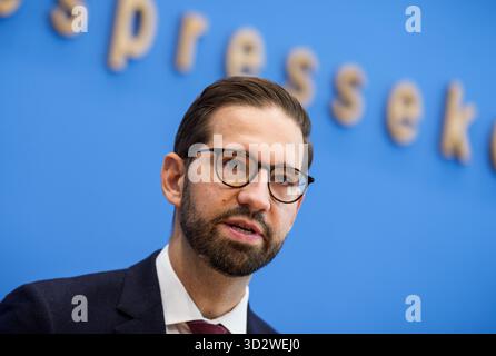 Berlin, Deutschland. November 2025. Steffen Meyer, stellvertretender Regierungssprecher, berichtete während der regulären Regierungspressekonferenz auf der Bundespressekonferenz. Quelle: Michael Kappeler/dpa/Alamy Live News Stockfoto