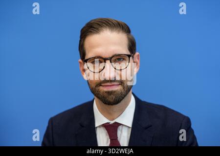 Berlin, Deutschland. November 2025. Steffen Meyer, stellvertretender Regierungssprecher, berichtete während der regulären Regierungspressekonferenz auf der Bundespressekonferenz. Quelle: Michael Kappeler/dpa/Alamy Live News Stockfoto