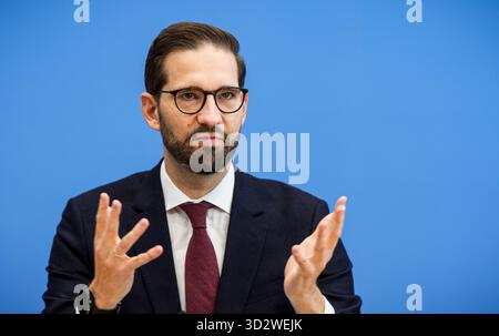 Berlin, Deutschland. November 2025. Steffen Meyer, stellvertretender Regierungssprecher, berichtete während der regulären Regierungspressekonferenz auf der Bundespressekonferenz. Quelle: Michael Kappeler/dpa/Alamy Live News Stockfoto