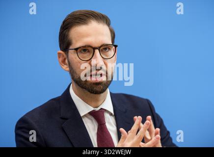 Berlin, Deutschland. November 2025. Steffen Meyer, stellvertretender Regierungssprecher, berichtete während der regulären Regierungspressekonferenz auf der Bundespressekonferenz. Quelle: Michael Kappeler/dpa/Alamy Live News Stockfoto