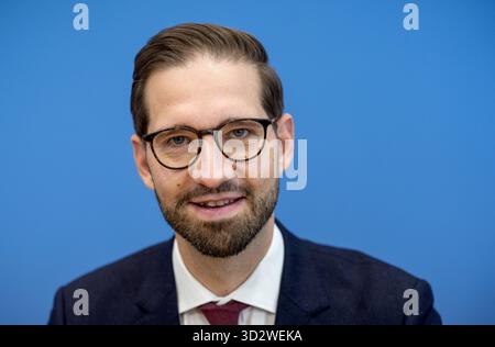 Berlin, Deutschland. November 2025. Steffen Meyer, stellvertretender Regierungssprecher, berichtete während der regulären Regierungspressekonferenz auf der Bundespressekonferenz. Quelle: Michael Kappeler/dpa/Alamy Live News Stockfoto