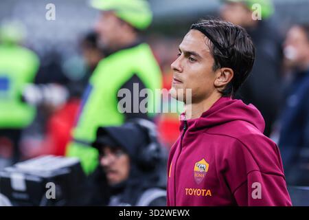 Paulo Dybala von AS Roma blickt auf das Fußballspiel der Serie A 2025/26 zwischen dem AC Milan und AS Roma im San Siro Stadion in Mailand Stockfoto