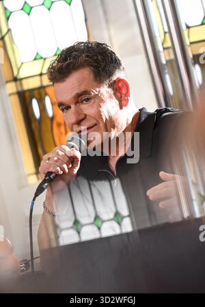Berlin, Deutschland. November 2025. Peter Plate spricht bei der Präsentation des neuen Berliner Musicals „Wir sind am Leben“, zu dem er Lieder beisteuerte. Quelle: Britta Pedersen/dpa/Alamy Live News Stockfoto