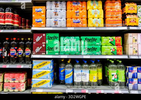 London UK, 02. November 2025, Auswahl an erfrischenden Softdrinks mit Kohlensäure Stockfoto