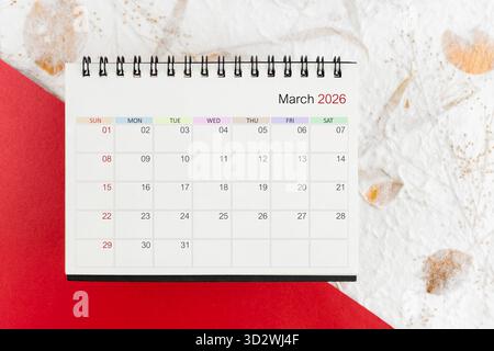 März 2026 leerer Schreibtischkalender auf Maulbeerpapier, Flat Lay. Stockfoto
