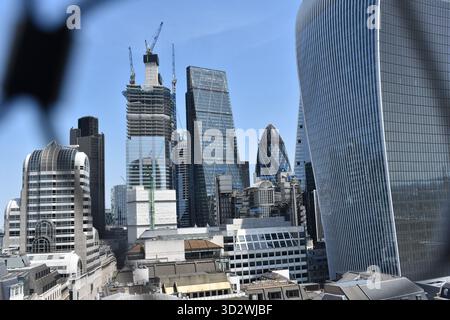 Panoramablick auf die Wolkenkratzer der City of London vom Monument aus – einschließlich Walkie Talkie, Gherkin und Cheesegrater Stockfoto