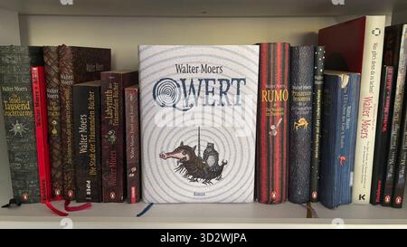Berlin, Deutschland. November 2025. „Qwert“, der neue Roman des Autors Walter Moers, steht neben anderen seiner Werke auf einem Regal. Quelle: Alina Schmidt/dpa/Alamy Live News Stockfoto