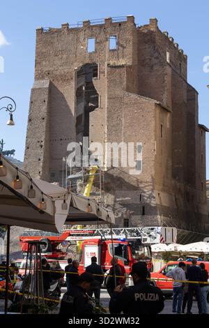 Rom, Italien. November 2025. Feuerwehrleute kontrollieren den Torre dei Conti auf dem Forum Romanum nach Teileinbrüchen. Quelle: Unabhängige Fotoagentur/Alamy Live News Stockfoto