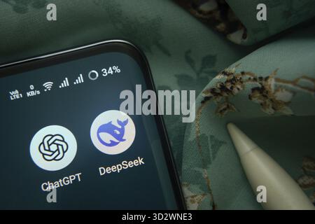Dhaka, Bangladesch, 07. Mai 2025: Das Symbol der ChatGPT- und Deepseek-App wird auf dem Smartphone angezeigt Stockfoto