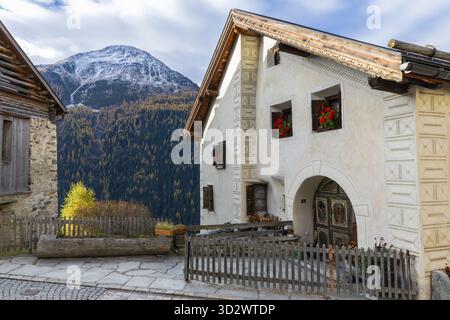 Engadiner Haus vor Berggipfeln, historische Häuser, Guarda, Engadin, Graubuenden, Schweiz Stockfoto
