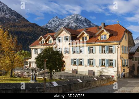 Hotel Meisner, historische Häuser, Piz Mezdi, Piz d'arpiglias, Herbst, Guarda, Engadin, Graubünden, Schweiz Stockfoto