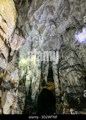 Herrlicher Blick auf Stalaktiten, die von der Decke einer Kalksteinhöhle hängen und natürliche Felsformationen zeigen, die über Tausende von Jahren geformt wurden. Stockfoto